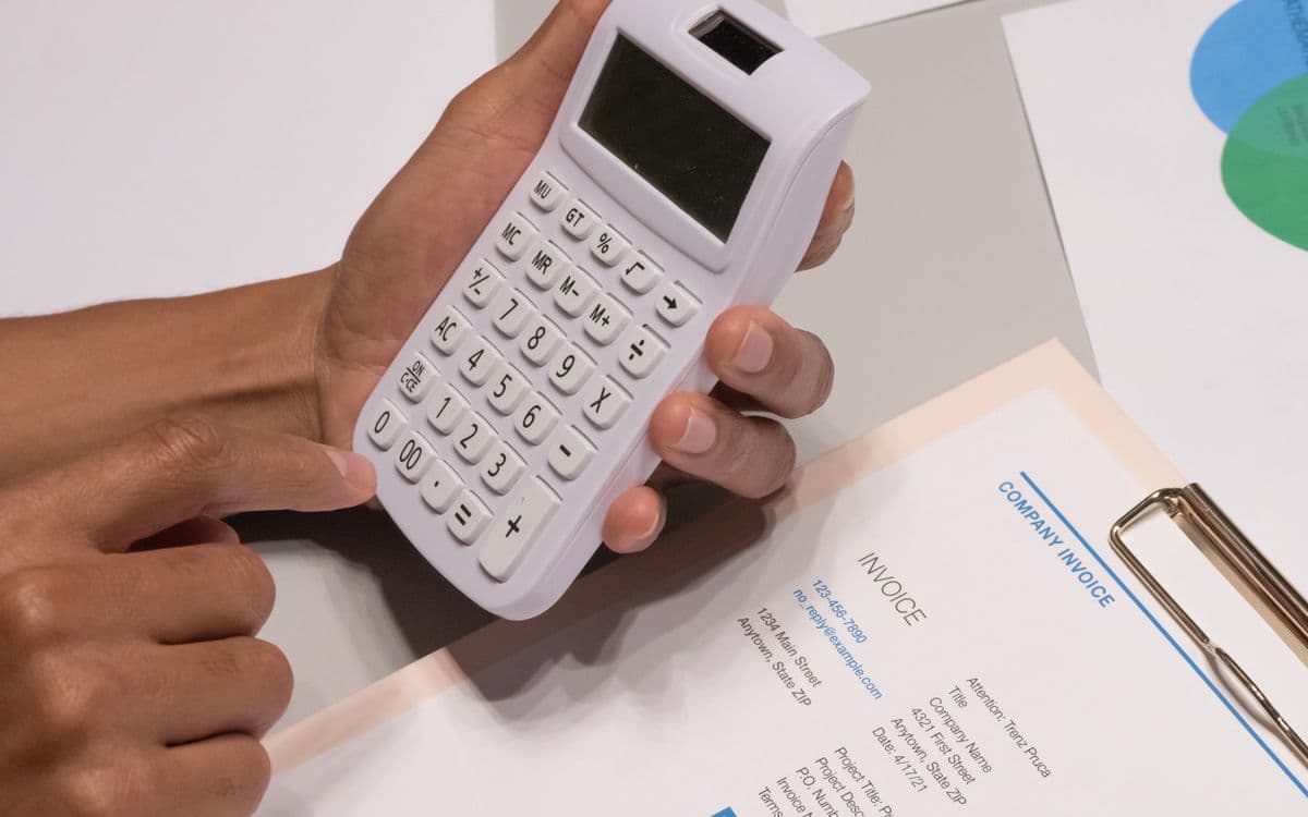 Who Must Issue E-Invoices in the Philippines? Coverage Under RMC 98-2026